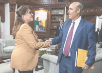 De embajador de EE.UU. durante el golpe a Zelaya a asesor de Xiomara Castro: el estratégico papel de Hugo Llorens en Honduras