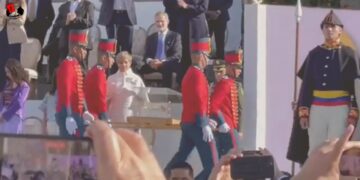 Rey español no se levanta ante el paso de la espada de Bolívar