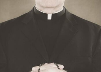 Los falsos y los verdaderos sacerdotes