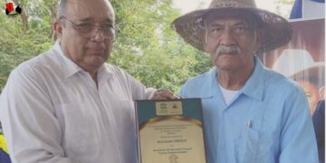 UNESCO entregó reconocimiento al maestro alfabetizador Orlando Pineda
