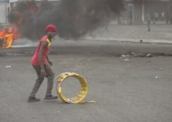 Haitianos protestan ante alza del precio del combustible