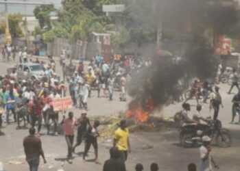 Llaman a continuar protestas hasta salida del premier haitiano