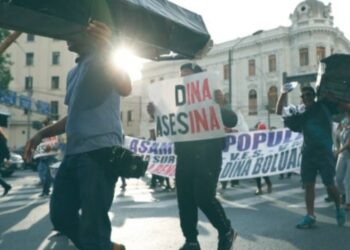 Miles de peruanos se dirigen en caravana a Lima en reclamo de renuncia de Boluarte