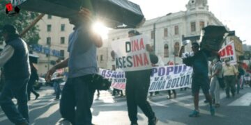 Miles de peruanos se dirigen en caravana a Lima en reclamo de renuncia de Boluarte