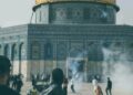 Ataque israelí a mezquita de Al-Aqsa deja al menos 300 heridos
