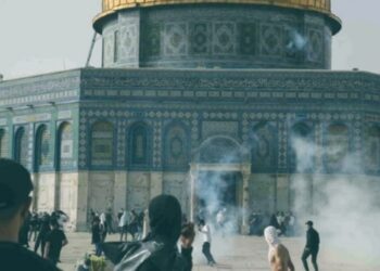 Ataque israelí a mezquita de Al-Aqsa deja al menos 300 heridos