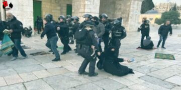 Policía de Israel asalta Mezquita Al-Aqsa por segundo día