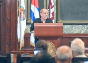 Silvio Rodríguez recibió el título de Doctor Honoris Causa de la Universidad de La Habana
