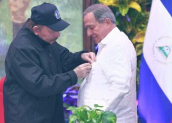 Condecoran al Doctor Carlos Argüello por su permanente labor en lealtad y respeto