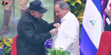 Condecoran al Doctor Carlos Argüello por su permanente labor en lealtad y respeto