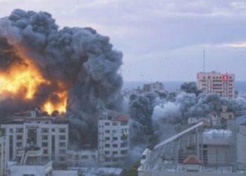 Suman 2.215 palestinos muertos por los bombardeos israelíes en Gaza