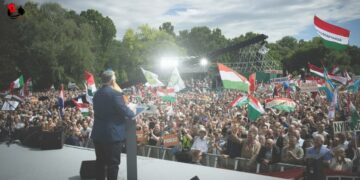 El primer ministro de Hungría, Viktor Orbán, calificó a la Unión Europea como «un tren proguera sin frenos, y con un maquinista enloquecido»