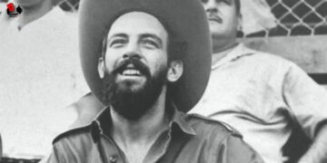 La sonrisa y el ejemplo bajo un sombrero alón