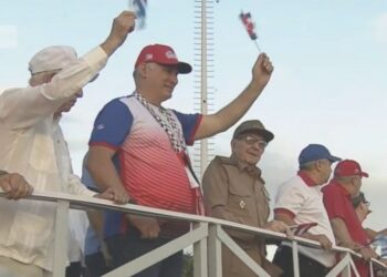 Raúl y Díaz-Canel encabezan desfile por el Día de los Trabajadores