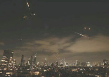 Irán lanza ataques masivos contra Israel y bases militares estadounidenses
